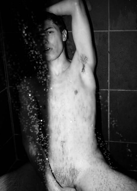 美國性感小鮮肉Keagan Case在淋浴間脫衣服露出緊實的臀部