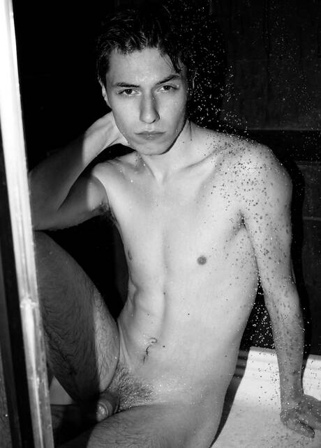 Helix Studios: 美國性感小鮮肉Keagan Case在淋浴間脫衣服露出緊實的臀部