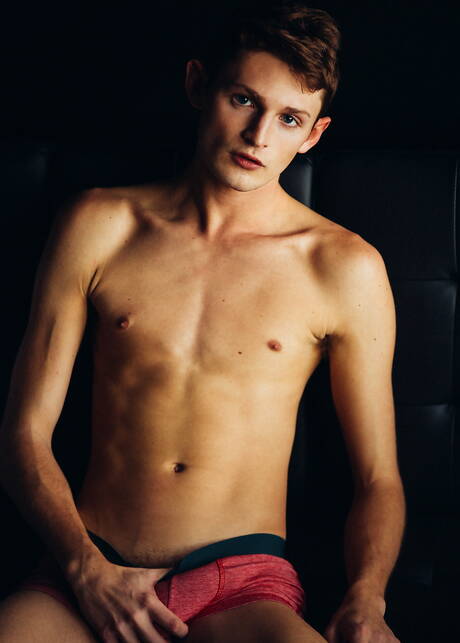 Amerykański przystojniak Garrett Kinsley rozbiera się i pokazuje ciasny tyłek