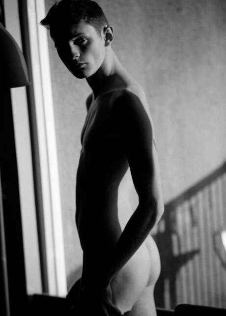 Amerykański przystojniak Garrett Kinsley rozbiera się i pokazuje ciasny tyłek