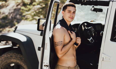 Amerikaanse gespierde Kane Fox wordt naakt en laat strakke kont zien