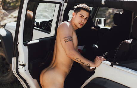 Amerikaanse gespierde Kane Fox wordt naakt en laat strakke kont zien