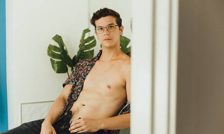 Le jeune américain Johnny Hands se déshabille et montre son cul chaud dans le bain