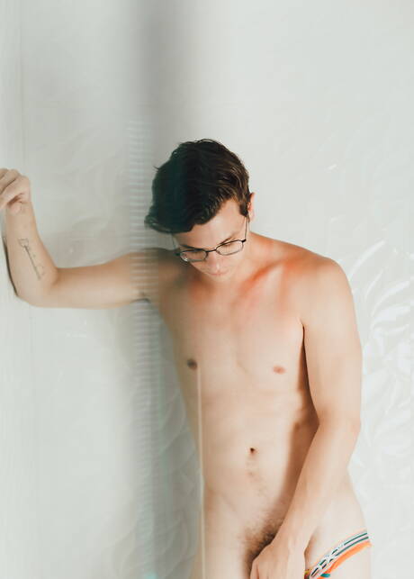 Le jeune américain Johnny Hands se déshabille et montre son cul chaud dans le bain