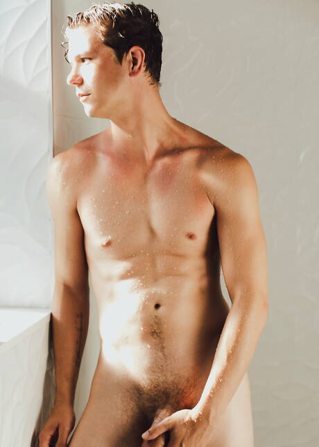 Le jeune américain Johnny Hands se déshabille et montre son cul chaud dans le bain