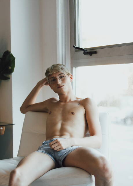 Amerykański piękny chłopak Chase Williams pozuje nago i pokazuje ładny tyłek