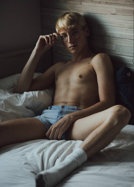 Amerykański piękny chłopak Chase Williams pozuje nago i pokazuje ładny tyłek