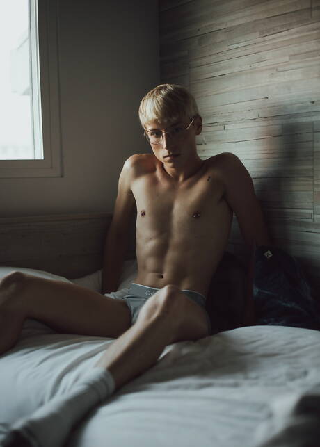 Amerykański piękny chłopak Chase Williams pozuje nago i pokazuje ładny tyłek