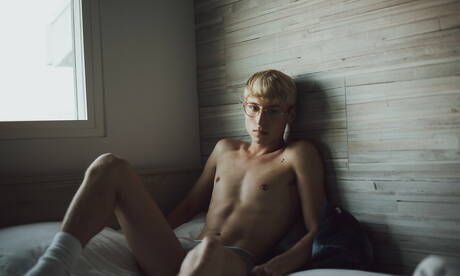 Amerykański piękny chłopak Chase Williams pozuje nago i pokazuje ładny tyłek