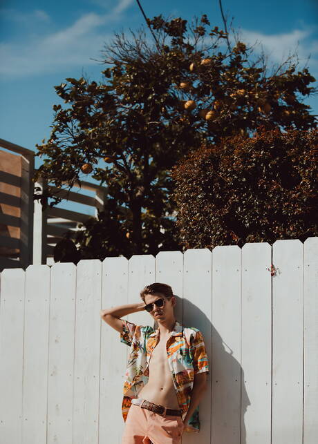 Der amerikanische Junge Austin Lovett posiert nackt und zeigt seinen knackigen Arsch im Freien