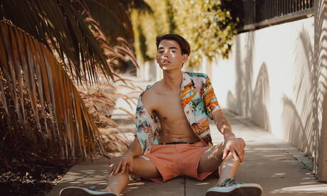 Der amerikanische Junge Austin Lovett posiert nackt und zeigt seinen knackigen Arsch im Freien