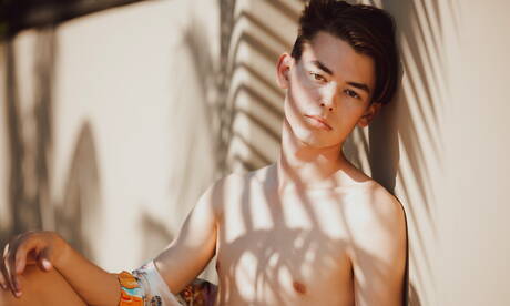 Der amerikanische Junge Austin Lovett posiert nackt und zeigt seinen knackigen Arsch im Freien