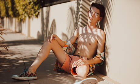 Der amerikanische Junge Austin Lovett posiert nackt und zeigt seinen knackigen Arsch im Freien