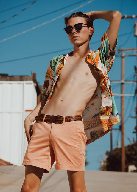 Der amerikanische Junge Austin Lovett posiert nackt und zeigt seinen knackigen Arsch im Freien