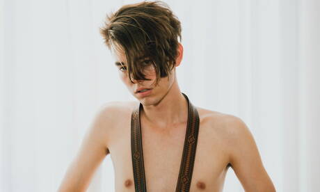 Der amerikanische Junge Austin Lovett posiert nackt und zeigt seinen knackigen Arsch im Freien