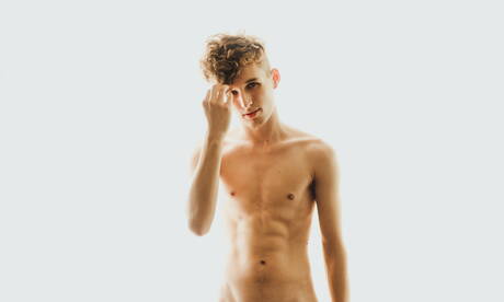 Il giovane americano Dawson Grant posa nudo e mostra un bel sedere all