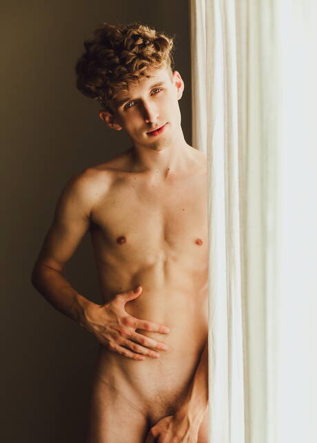 Il giovane americano Dawson Grant posa nudo e mostra un bel sedere all