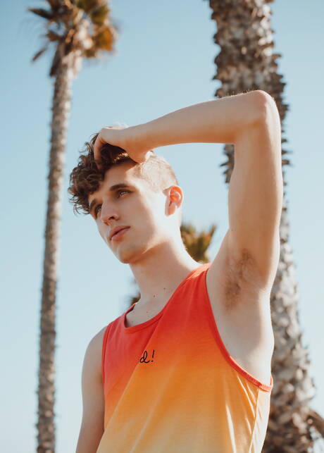 Der junge Amerikaner Dawson Grant posiert nackt und zeigt draußen seinen schönen Hintern