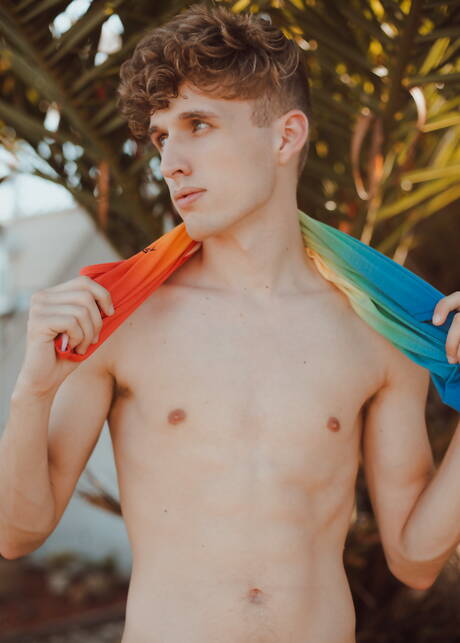 O jovem americano Dawson Grant posando nu e mostrando uma bela bunda por fora