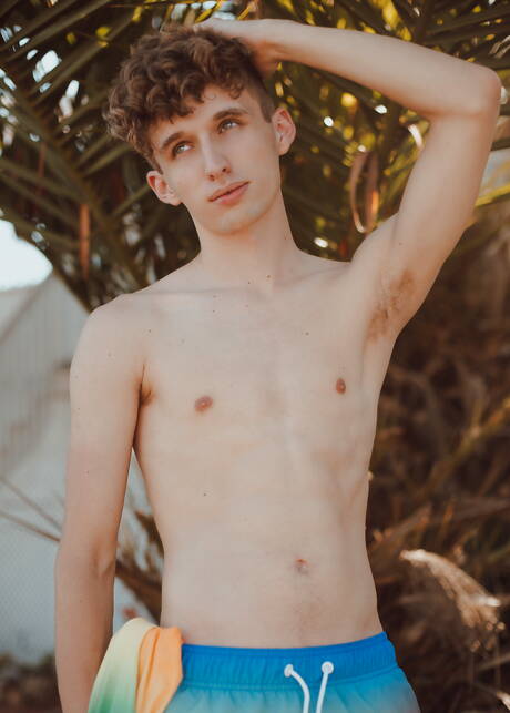 Il giovane americano Dawson Grant posa nudo e mostra un bel sedere all