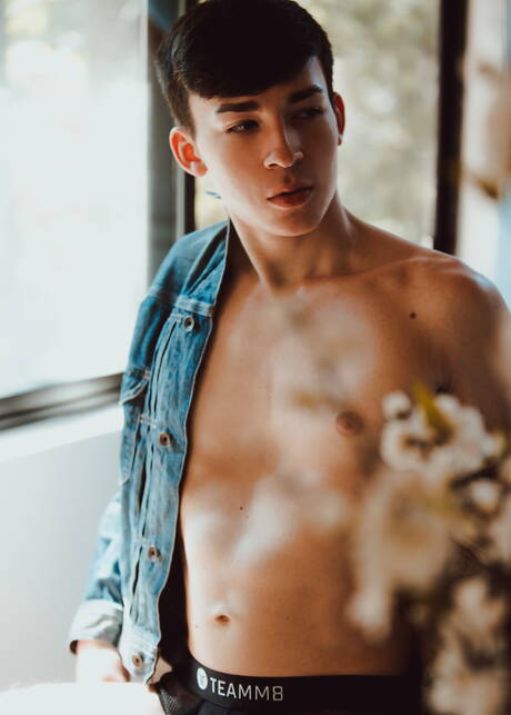 American twink Devin Holt posing naked and showing hot butt