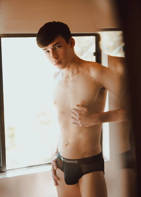 American twink Devin Holt posing naked and showing hot butt