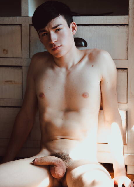 American twink Devin Holt posing naked and showing hot butt