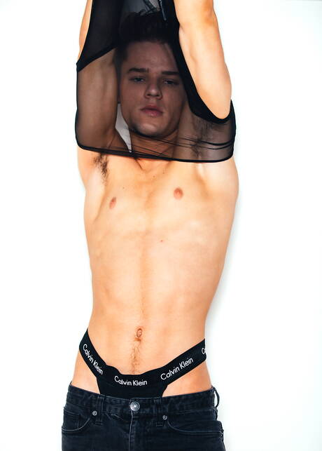 El joven estadounidense Brian Gibson posa desnudo y muestra su bonito trasero.