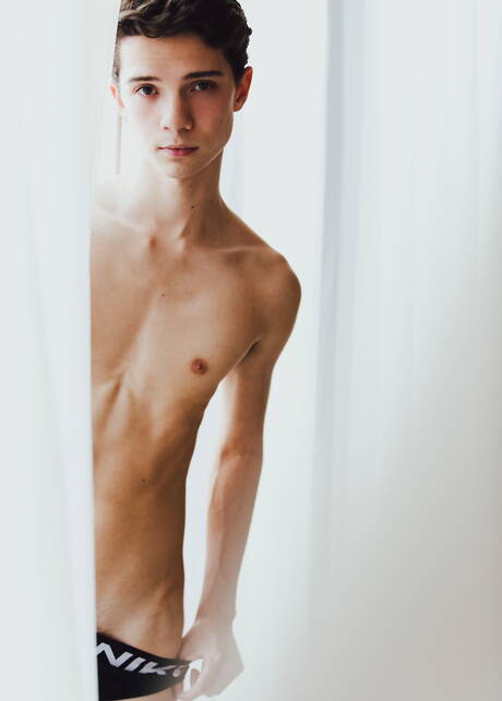 American twink Sam Ledger posing naked and showing his butt