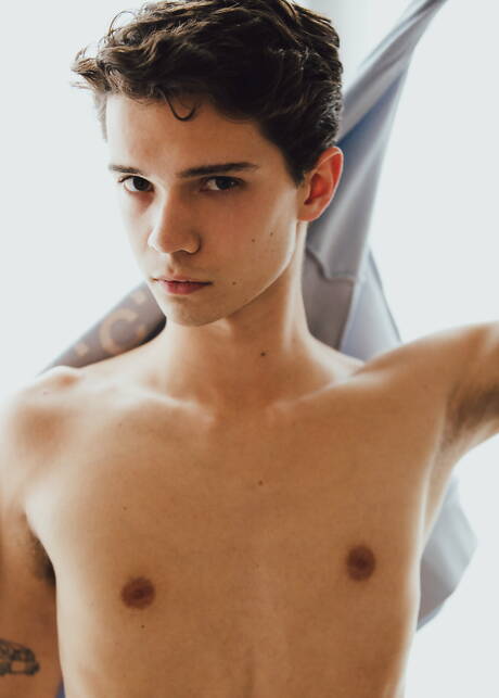 American twink Sam Ledger posing naked and showing his butt