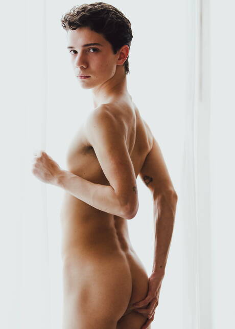 American twink Sam Ledger posing naked and showing his butt
