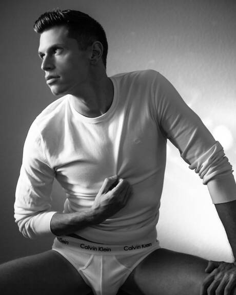 Der amerikanische Kraftprotz Troy Accola posiert nackt und zeigt seinen heißen Hintern