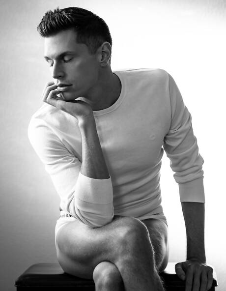 Der amerikanische Kraftprotz Troy Accola posiert nackt und zeigt seinen heißen Hintern