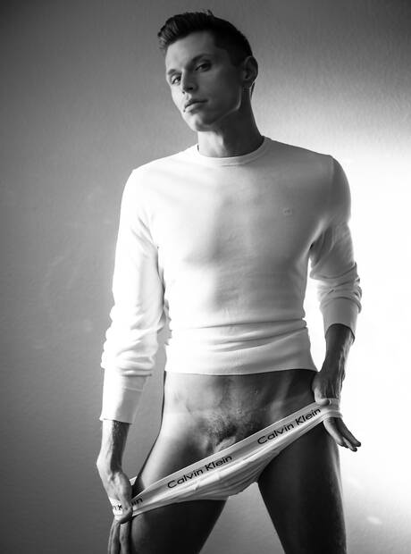 Der amerikanische Kraftprotz Troy Accola posiert nackt und zeigt seinen heißen Hintern