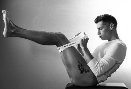 Der amerikanische Kraftprotz Troy Accola posiert nackt und zeigt seinen heißen Hintern