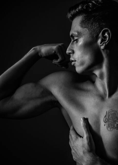 Der amerikanische Kraftprotz Troy Accola posiert nackt und zeigt seinen heißen Hintern