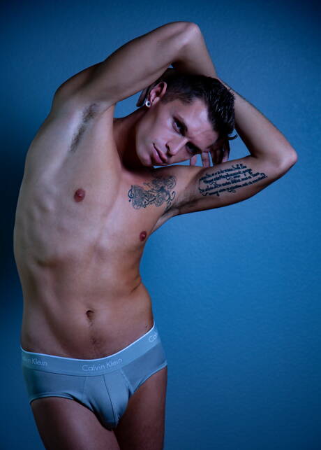 Der amerikanische Kraftprotz Troy Accola posiert nackt und zeigt seinen heißen Hintern