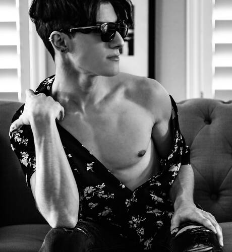 Latin pretty boy Sebastian Cruz shows a beautiful body