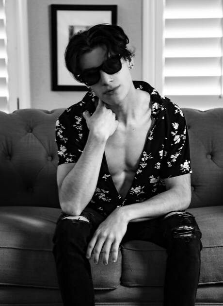 Latin pretty boy Sebastian Cruz shows a beautiful body