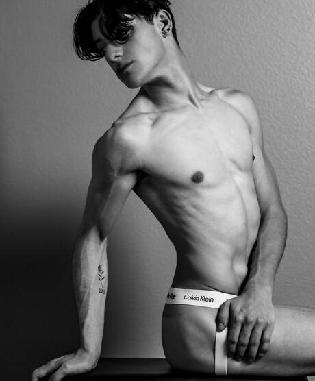 Latin pretty boy Sebastian Cruz shows a beautiful body