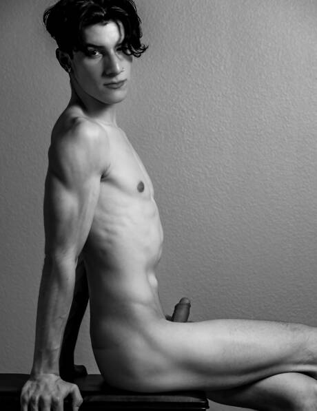 Latin pretty boy Sebastian Cruz shows a beautiful body