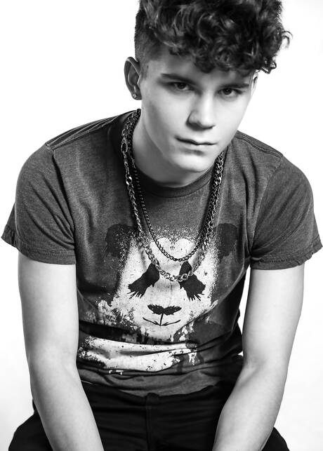 Amerikaanse twink Silas Brooks poseert naakt buiten