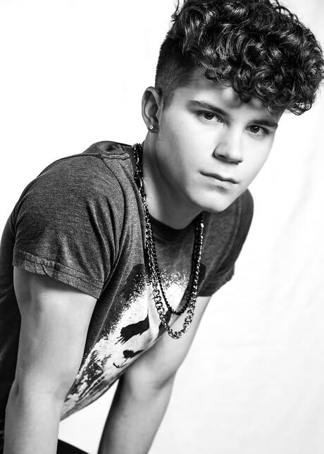 Amerikaanse twink Silas Brooks poseert naakt buiten