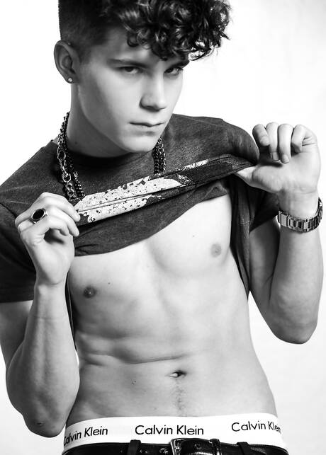 Amerikaanse twink Silas Brooks poseert naakt buiten