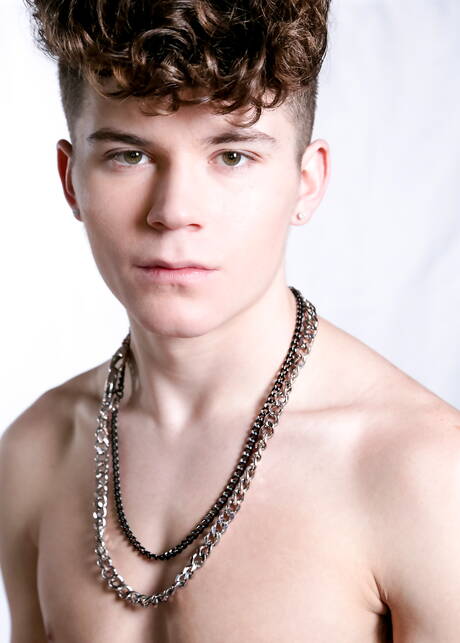 Amerikaanse twink Silas Brooks poseert naakt buiten