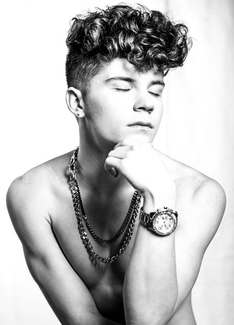 Amerikaanse twink Silas Brooks poseert naakt buiten