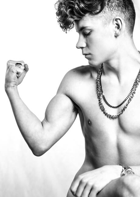 Amerikaanse twink Silas Brooks poseert naakt buiten