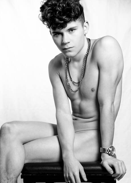 Amerikaanse twink Silas Brooks poseert naakt buiten