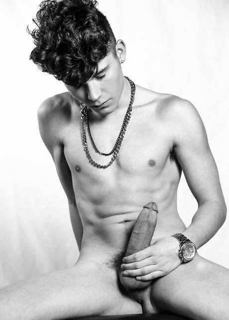 Amerikaanse twink Silas Brooks poseert naakt buiten