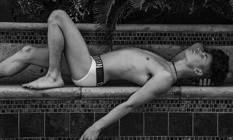 Amerikaanse twink Silas Brooks poseert naakt buiten